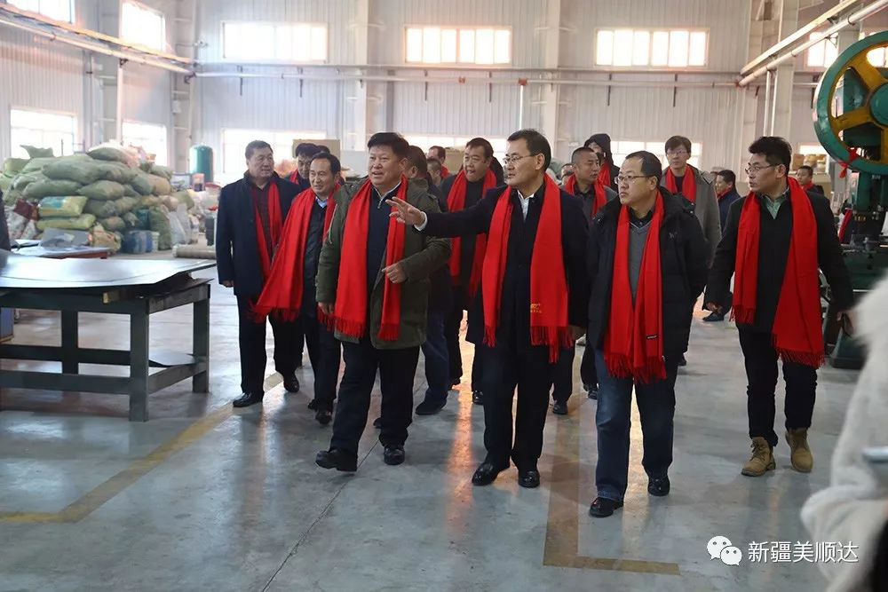 王總陪同領導貴賓參觀工廠